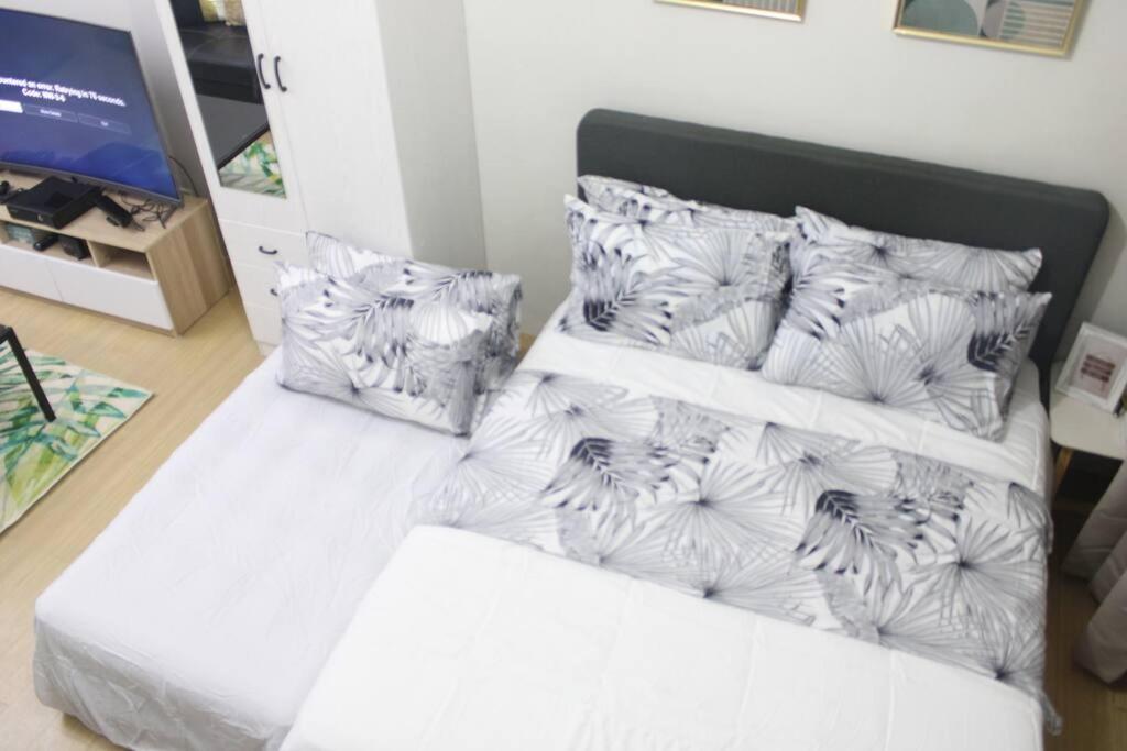 Huge A2J Executive Luxury 1Br Suite Near Abs Cbn, Gma Manila Bagian luar foto